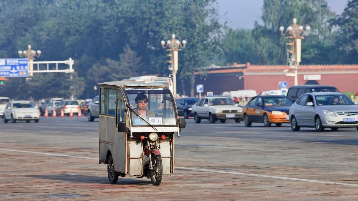 Děvčátko vypadlo za jízdy z tuk-tuku, rodiče si ničeho nevšimli. Svědek to zaznamenal na video